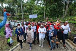 Kunjungi Taman Rekreasi Banyuwangi, Ipuk Disambut Antusias Pengunjung