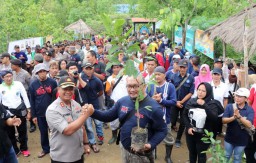 Polres Tulungagung Tanam 2.500 Pohon di Argo Patuk Candi Dadi
