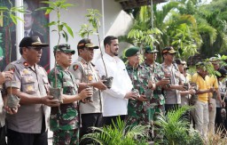 Polres Probolinggo Kota Tanam Ratusan Pohon Mangga Secara Serentak