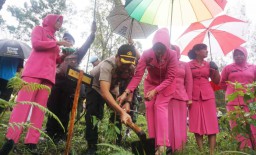 Polres Magetan Tanam 1000 Pohon di Lereng Gunung Lawu