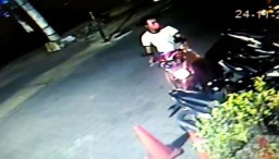 Pencuri Helm Terekam CCTV Beraksi di Ngiden, Surabaya