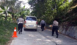 Potret Polisi 'Bersenjata' Balok Kayu di Tanjakan Sigro Tuban