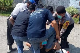 Kritik Warga Tak Taat Prokes, Pengusaha Kafe di Pasuruan Gelar Teatrikal