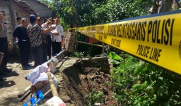 Tebing Sungai Kali Lahar Kota Blitar Longsor, 13 Rumah Terancam