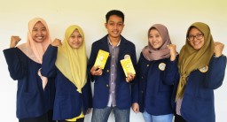 Kreatif, Mahasiswa Unair Ciptakan Teh dari Pelepah Pisang