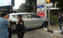 Tabrak Neon Boks, Pengemudi Mobil Innova Tewas