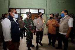 Kapolda dan Forkopimda Jatim Tinjau Tempat Penyimpanan Vaksin Covid-19