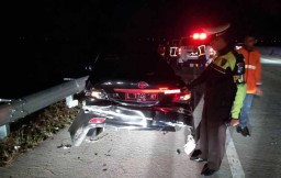 Toyota Vios Tabrak Honda Mobilio di Tol Ngawi, Empat Orang Luka