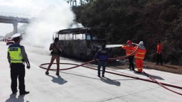 Bus Pariwisata Hangus Terbakar di Tol Madiun-Nganjuk