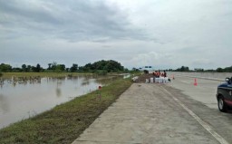 Antisipasi Banjir di Tol Madiun, Kantong Pasir dan Pompa Air Dipasang