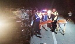 Daihatsu Luxio Tabrak Truk Tronton di Tol Nganjuk-Madiun, 7 Orang Luka