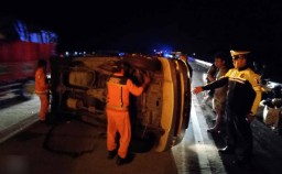 Ban Belakang Pecah, Mobil Suzuki APV Terguling di Tol Nganjuk