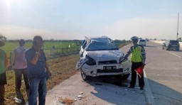 Terperosok Keluar Jalur Tol Ngawi, Toyota Rush Ringsek