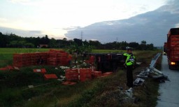 Sopir Mengantuk, Truk Bermuatan Ayam Terguling di Tol Ngawi