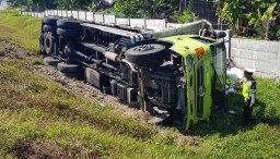 Sopir Mengantuk, Truk Bermuatan Kedelai Terguling di Tol Ngawi
