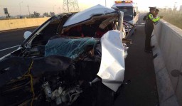 Tabrak Pembatas Jalan Tol Sidoarjo, Honda CRV Ringsek
