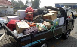Pikap Bermuatan Barang Pemudik Tabrak Pembatas Jalan Tol Tandes