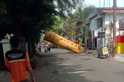 Tower Bertuliskan Polisi di Polsek Asemrowo Surabaya Roboh