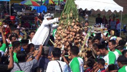 Gunungan Ketupat Setinggi 3 Meter Diarak Warga Durenan Trenggalek