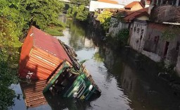 Truk Trailer Bermuatan Triplek Nyemplung ke Sungai di Sidoarjo