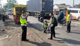Warungnya Diseruduk Trailer, Emak-emak di Pasuruan Tewas