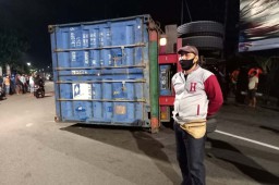 Mobil dan Motor Ringsek Tertimpa Trailer yang Terguling di Surabaya