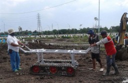 Melihat Troli Peti Jenazah Korban Covid-19 Karya UK Petra Surabaya