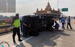 Truk Boks Bermuatan Es Krim Terguling di Tol Gempol