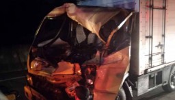 Tabrak Kendaraan Tak Dikenal di Tol Mojokerto, Truk Boks Ringsek
