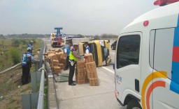 Truk Boks Terguling di Tol Sumo, Tiga Orang Terluka