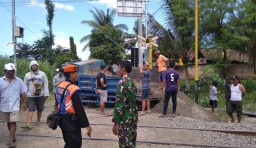 Truk Bermuatan Pasir Dihantam Kereta Api di Tulungagung