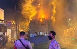 Truk Ekspedisi Tujuan Semarang Terbakar di Gresik
