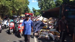 Truk Gandeng Bermuatan Beras Terguling, Akses ke Banyuwangi Tersendat