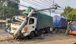 Sopir Mengantuk, Truk Gandeng 'Hajar' Tiang Listrik di Mojokerto