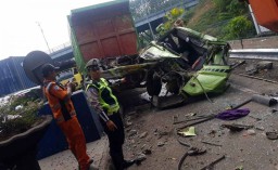 Dump Truk Seruduk Dua Kendaraan di Gate Tol Sidoarjo, Satu Orang Tewas