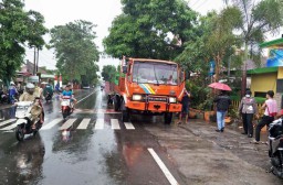Truk Seruduk Dua Motor di Pasuruan, Tiga Orang Tewas
