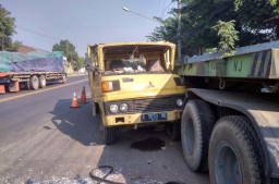 Truk Tabrak Trailer Parkir di Pasuruan, Sopir asal Mojokerto Tewas