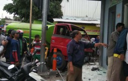 Truk Tangki Seruduk 2 Kendaraan di Surabaya, 1 Orang Tewas dan 3 Luka