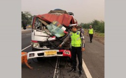 Truk Tangki Ringsek Tabrak Kendaraan Parkir di Tol Sidoarjo