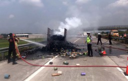 Truk Bermuatan Kertas Terbakar di Tol Jombang-Mojokerto