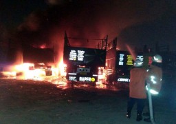Enam Truk Hangus dalam Kebakaran di Surabaya