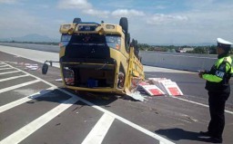 Truk Bermuatan Keramik Terbalik di Tol Kertosono-Nganjuk