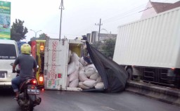 Truk Terguling, Jalan Raya Lawang-Malang Sempat Macet Total