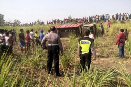 Truk Bermuatan 25 Buruh Tani Terguling di Ngawi, Satu Orang Tewas