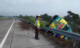 Sopir Mengantuk, Truk Cold Diesel Terbalik di Tol Gempol
