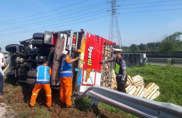 Truk Bermuatan Buah asal Banyuwangi Terguling di Tol Pasuruan