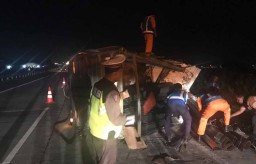 Truk Boks Bermuatan Alumunium Terguling di Tol Sumo