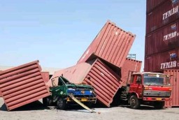 Truk Penyet Tertimpa Kontainer Ambruk, Tidak Ada Korban Jiwa