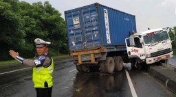 Truk Trailer Tabrak Pembatas Jalan Tol Kebomas Gresik
