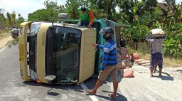 Truk Terguling, Muatan Semen Berhamburan Tutup Jalan